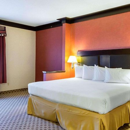 Quality Inn & Suites Oakwood Village - Cleveland South מראה חיצוני תמונה