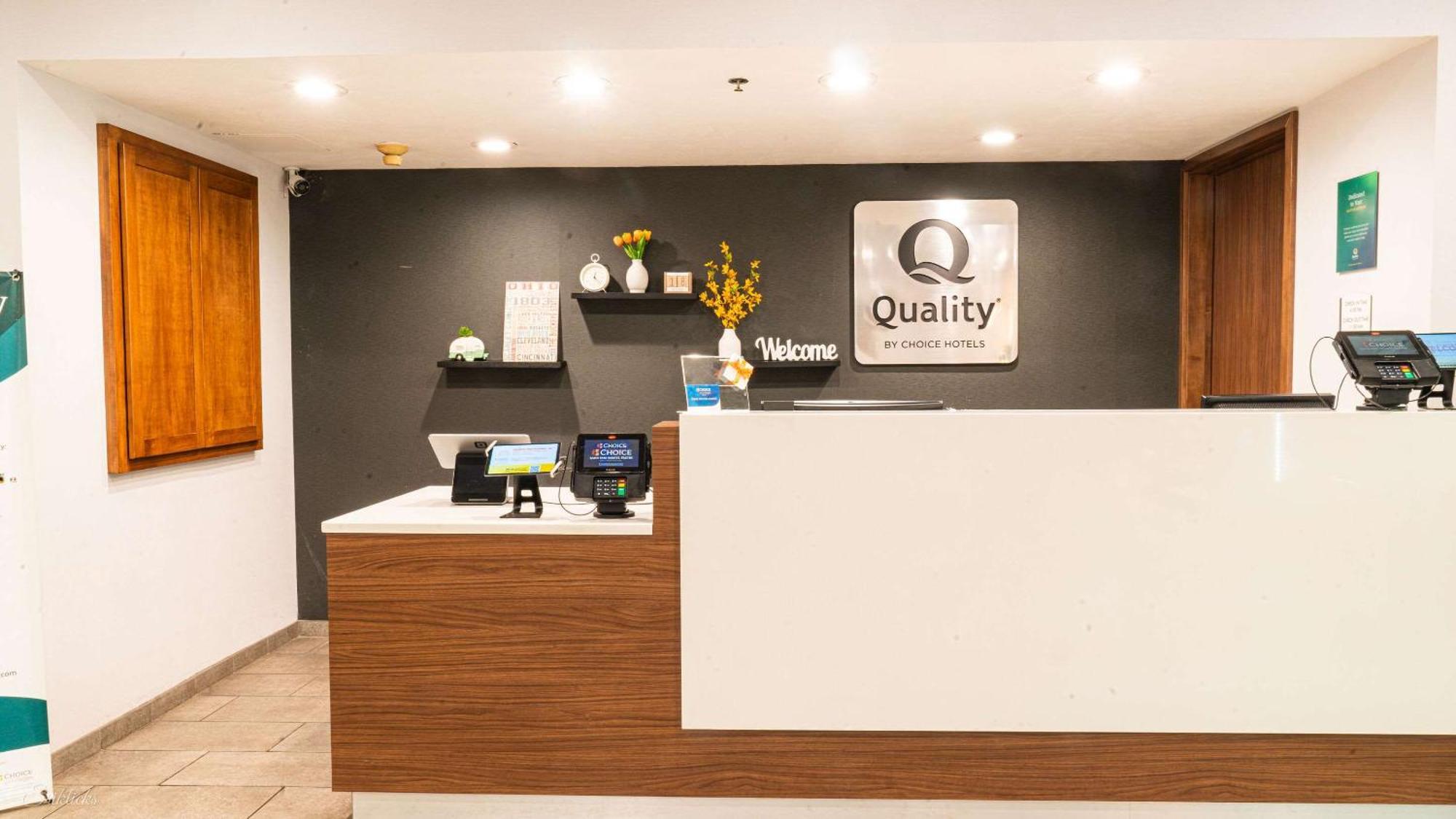 Quality Inn & Suites Oakwood Village - Cleveland South מראה חיצוני תמונה