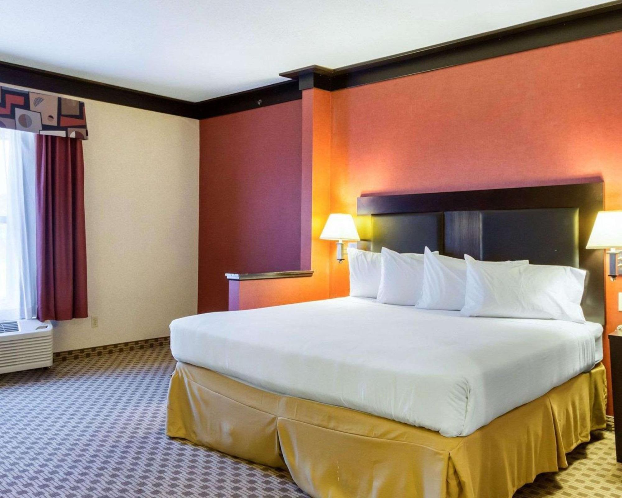 Quality Inn & Suites Oakwood Village - Cleveland South מראה חיצוני תמונה