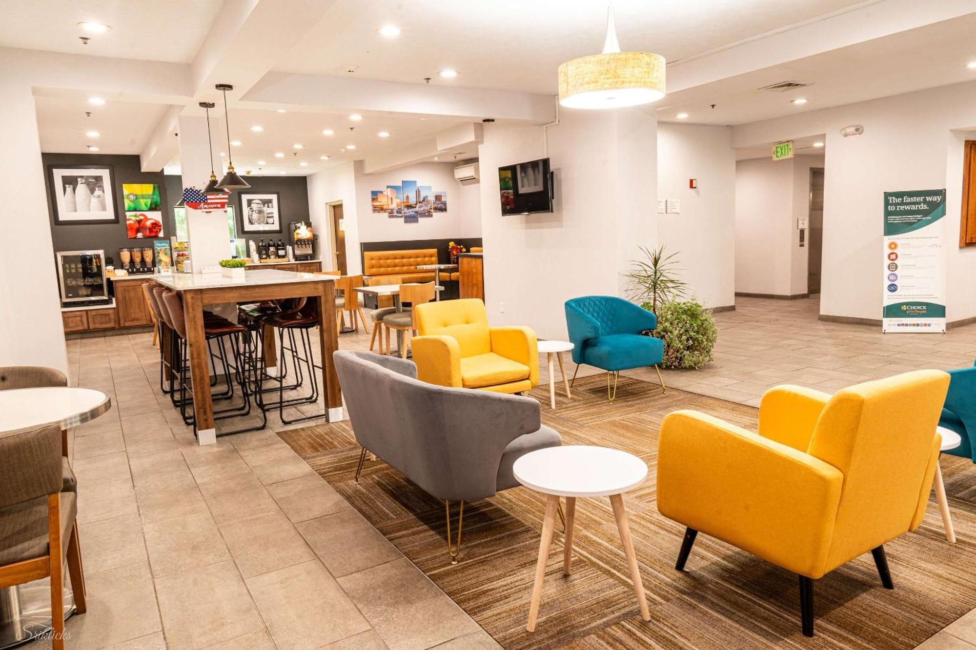 Quality Inn & Suites Oakwood Village - Cleveland South מראה חיצוני תמונה