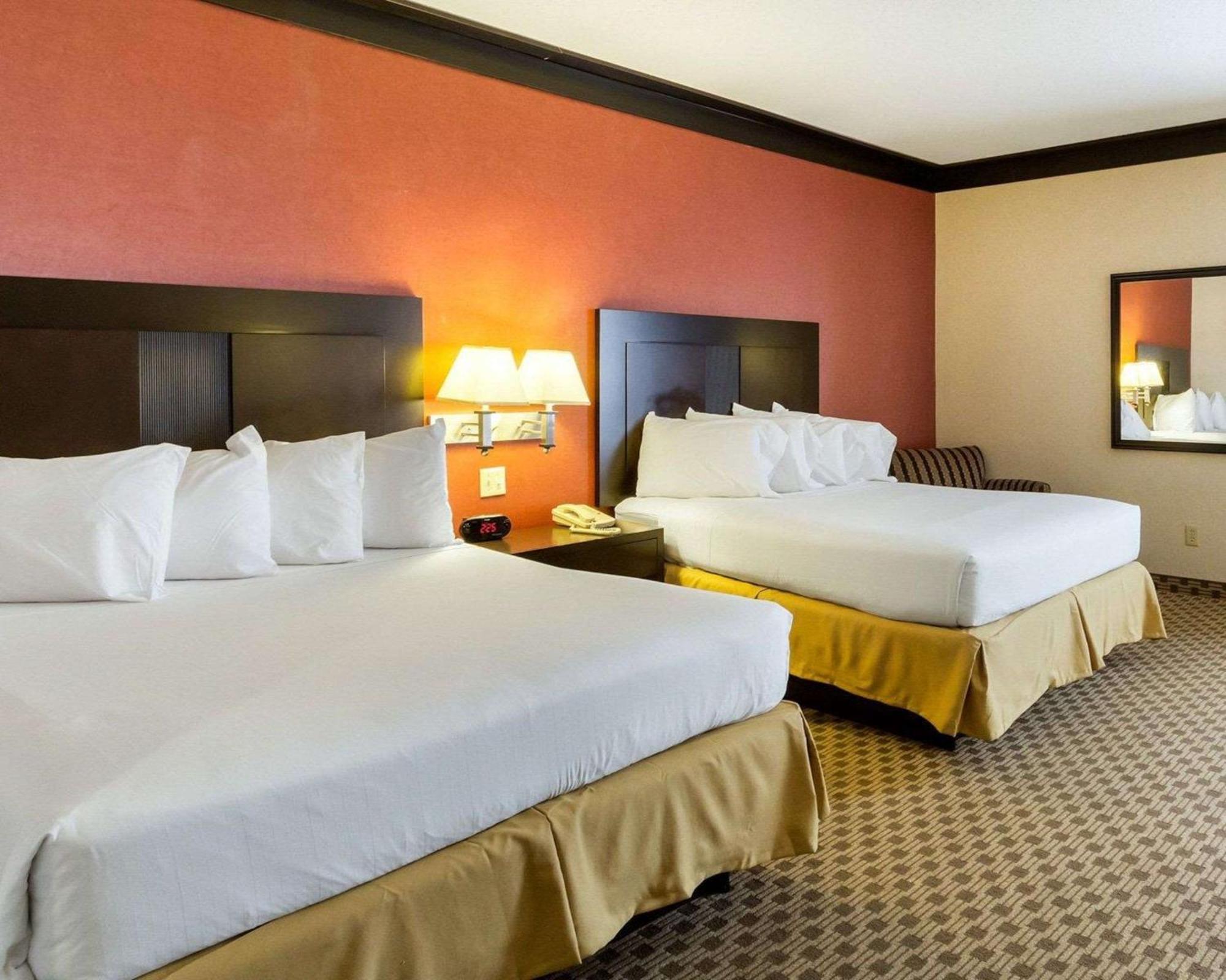 Quality Inn & Suites Oakwood Village - Cleveland South מראה חיצוני תמונה