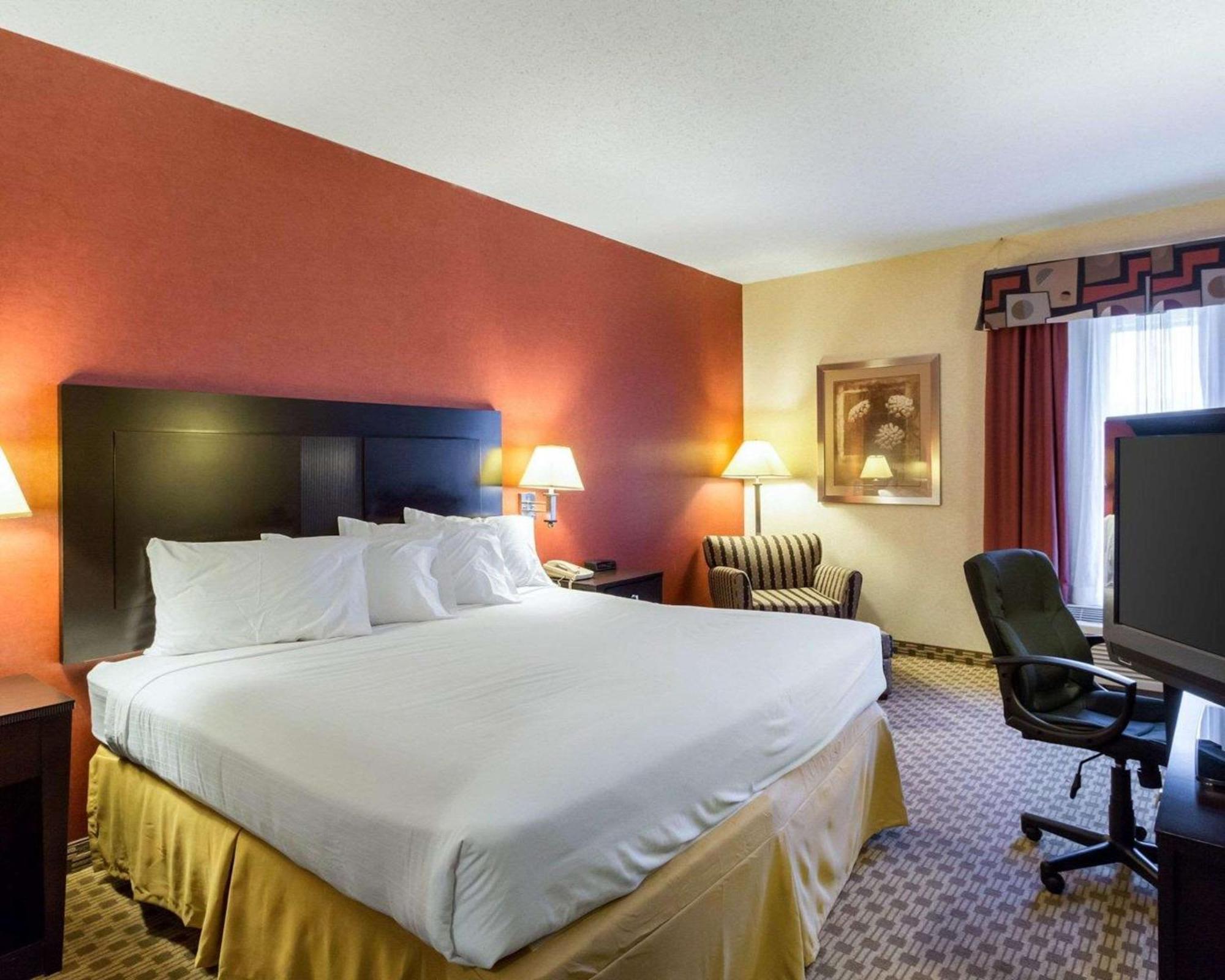 Quality Inn & Suites Oakwood Village - Cleveland South מראה חיצוני תמונה