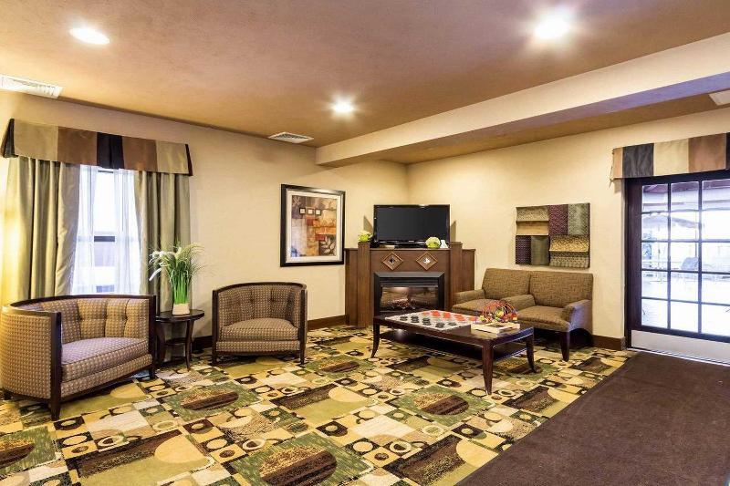 Quality Inn & Suites Oakwood Village - Cleveland South מראה חיצוני תמונה