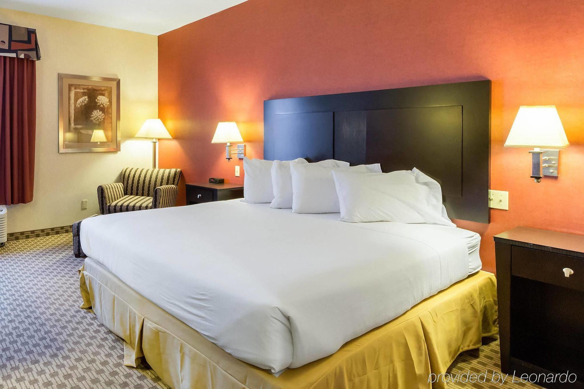 Quality Inn & Suites Oakwood Village - Cleveland South מראה חיצוני תמונה