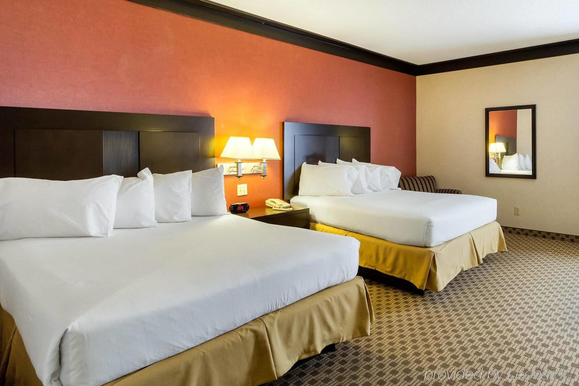 Quality Inn & Suites Oakwood Village - Cleveland South מראה חיצוני תמונה